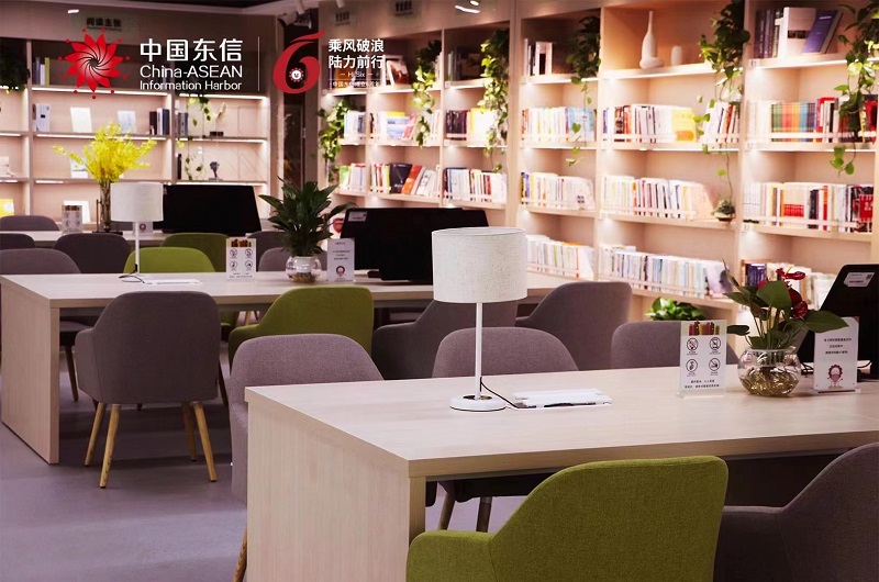 2月28日，中国东信员工阅览室正式开放运营，共设8个阅读区，当前藏书近1500册，电子文献馆藏总量达1027万册，共有41个商业数据库免费开放使用.jpg