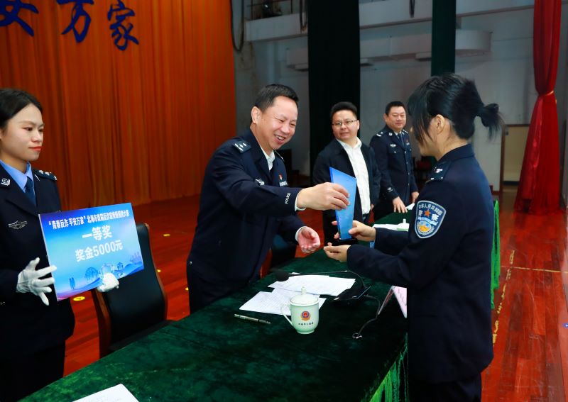 1734603849619049248.jpg 改图2:与会领导为获奖代表颁奖.jpg
