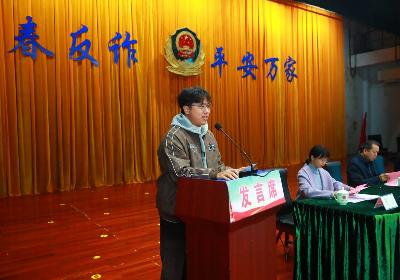 1734603916113089921.jpg 改图6:青年志愿者表态发言.jpg