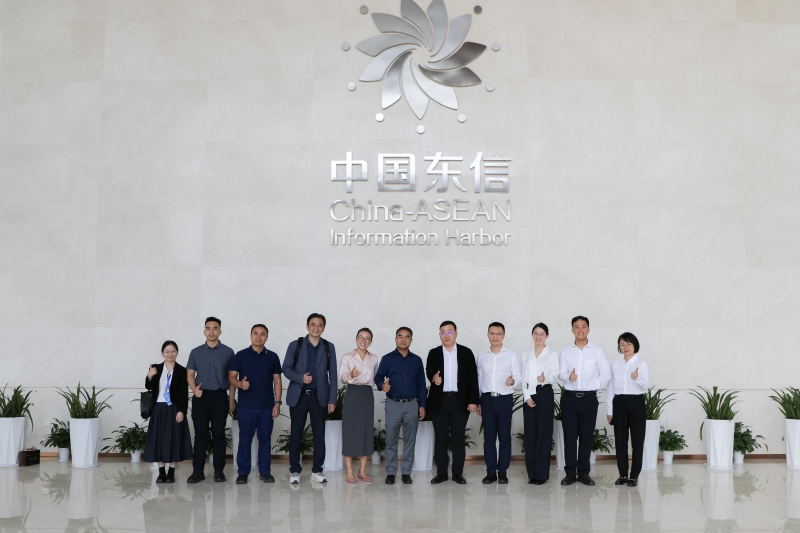 1774870377581040416.jpg 老挝合影800.jpg