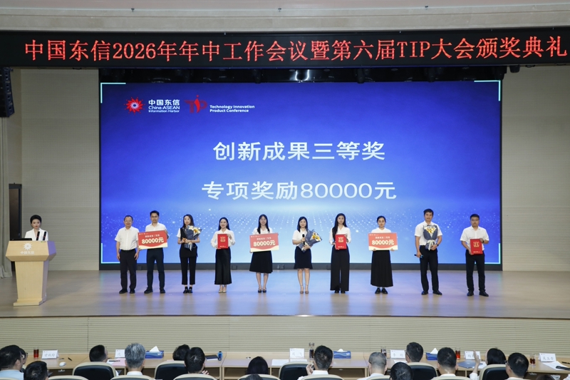 周董颁奖800.jpg